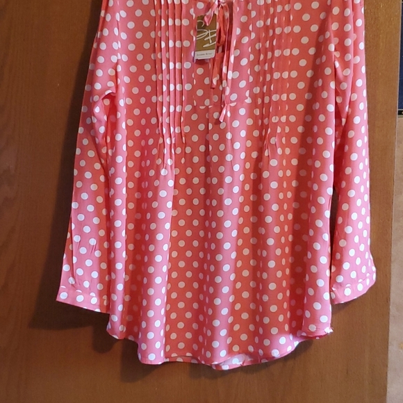 Polkadot lightweight top - Picture 3 of 3